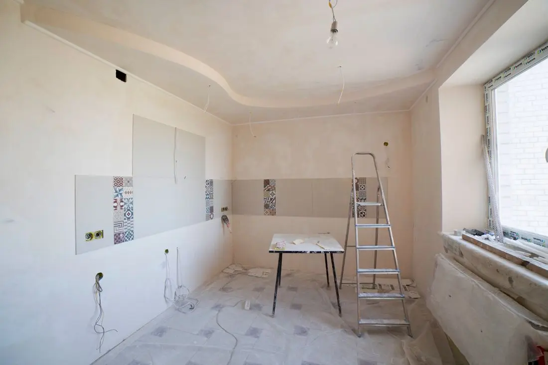 Renovasyon öncesi boş mutfak